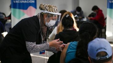 Casi 700 mil personas recibieron la cuarta dosis en la provincia y llaman a completar el esquema.