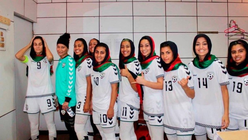 Este mes se aconsejó a las jugadoras que borrasen sus publicaciones y fotografías con el equipo en redes sociales para evitar represalias tras la caída del gobierno .