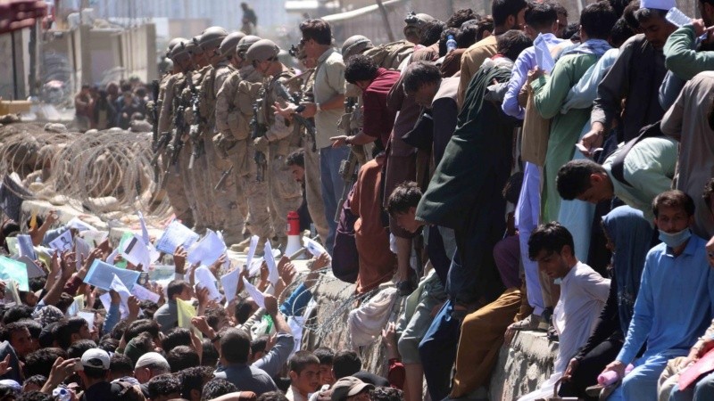 Miles de afganos se concentran en el aeropuerto, zona del atentado, para dejar el país.