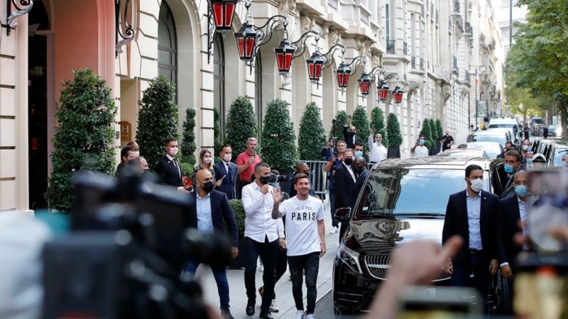 Messi camina por las calles parisinas en su arribo. El domingo habrá mucha seguridad en torno de su debut en PSG.