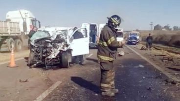 Una mujer y su bebé fallecieron un tremendo siniestro vial.