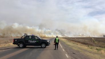 La ruta 33 estuvo cortada algunas horas por el incendio de un campo.