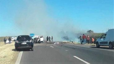 El transito quedó cortado luego del tremendo impacto frontal.