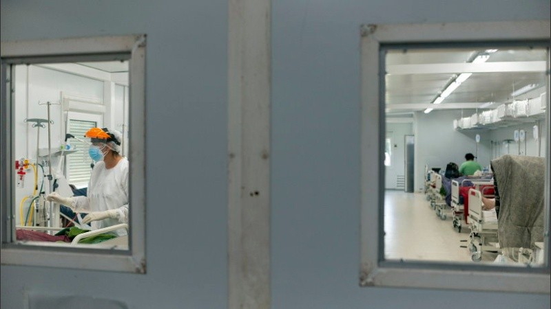 El pabellón se divide en 24 camas críticas y 52 generales con oxígeno.