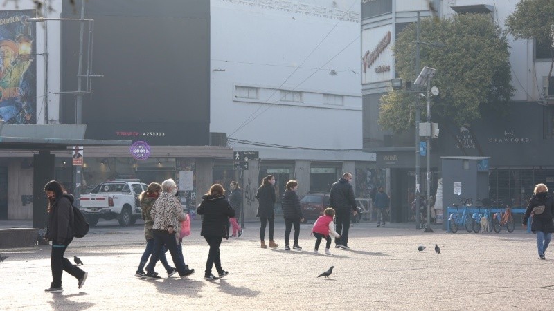 El viento hizo que el humo de las islas vuelva a invadir la ciudad.