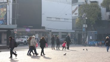 El viento hizo que el humo de las islas vuelva a invadir la ciudad.
