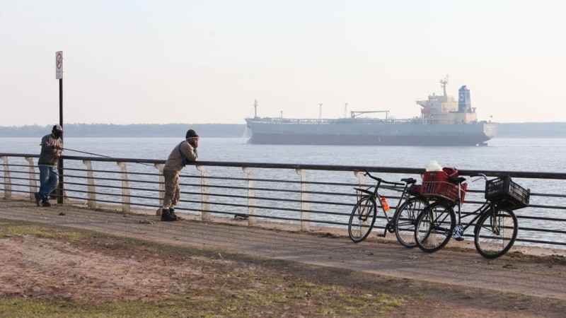 Un cambio en el viento hizo que el humo de las islas vuelva a invadir la ciudad.