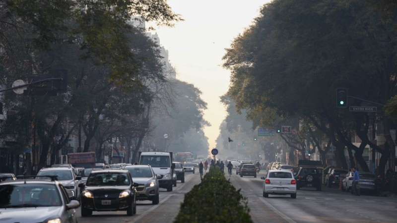 Un cambio en el viento hizo que el humo de las islas vuelva a invadir la ciudad.