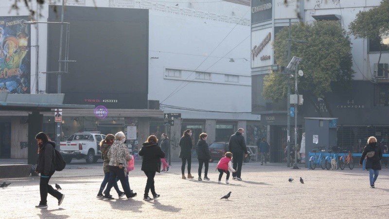 Un cambio en el viento hizo que el humo de las islas vuelva a invadir la ciudad.