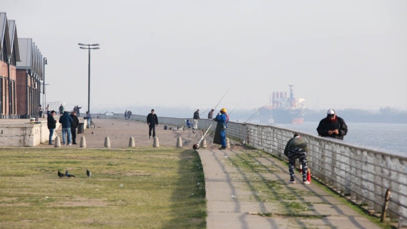 Un cambio en el viento hizo que el humo de las islas vuelva a invadir la ciudad.