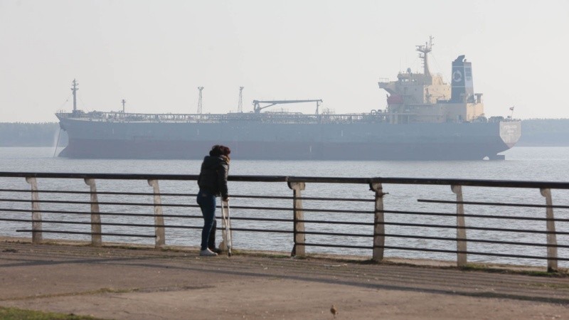 Un cambio en el viento hizo que el humo de las islas vuelva a invadir la ciudad.