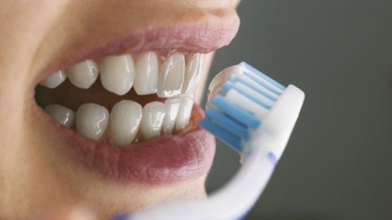 El Servicio Nacional de Salud del Reino Unido recomienda hacer gárgaras con enjuague bucal en un momento diferente del día.