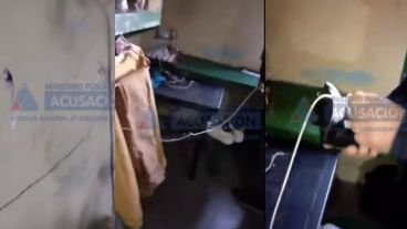 El cable del teléfono permite intuir que el aparato era de acceso personal del imputado.