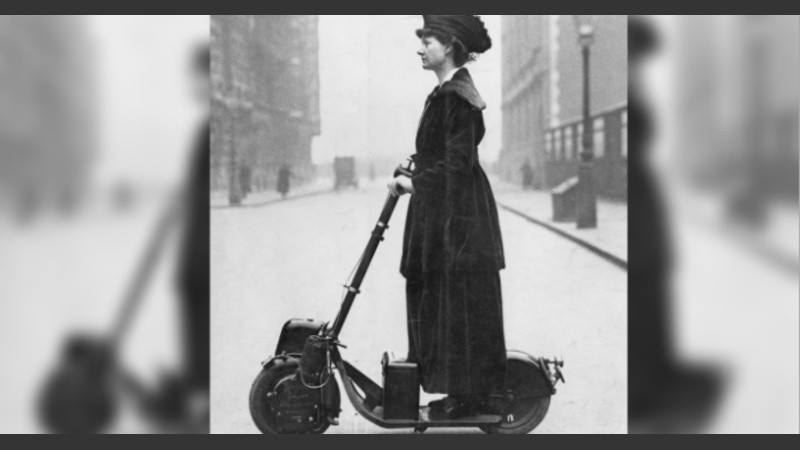 Alcanzaba una velocidad de 32 kilómetros por hora y funcionaba con un motor de combustión.