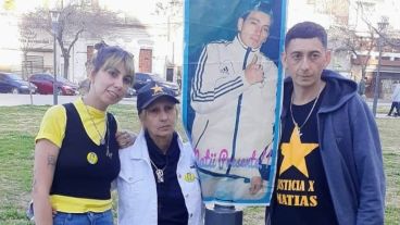 Elsa y sus hijos Damián y Cintia, junto a una gigantografía de Mati.