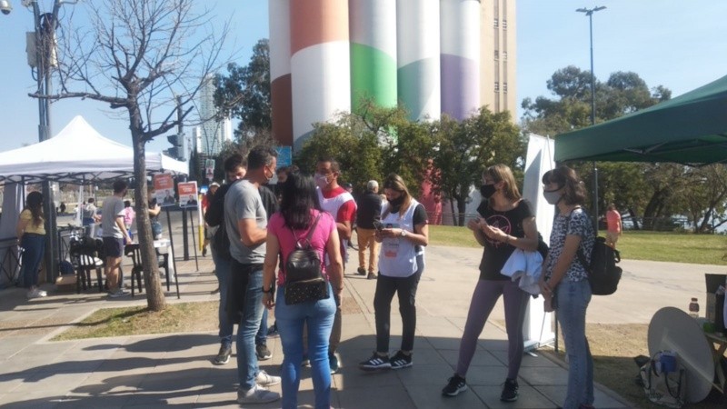 Los stands políticos se instalaron en zonas de parques.