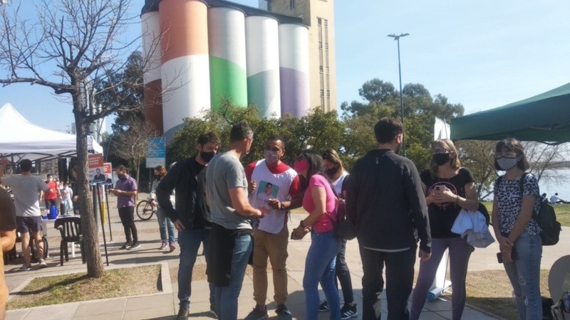 Los stands políticos se instalaron en zonas de parques.
