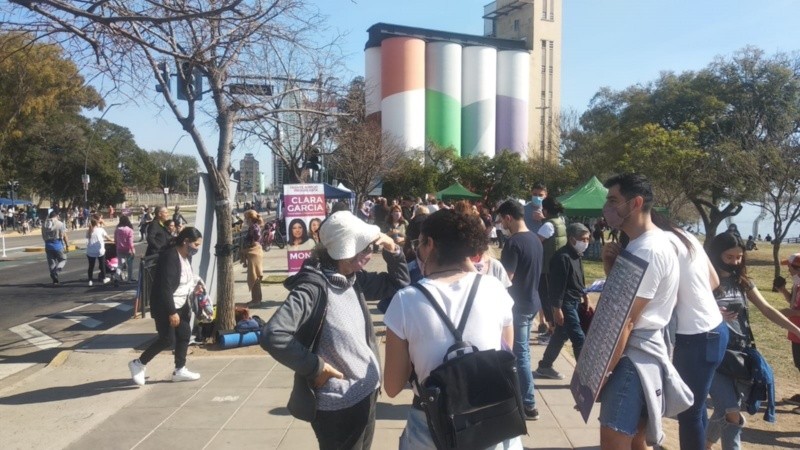 Los stands políticos se instalaron en zonas de parques.