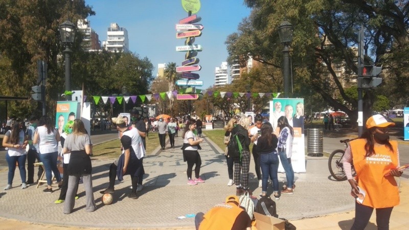 Los stands políticos se instalaron en zonas de parques.