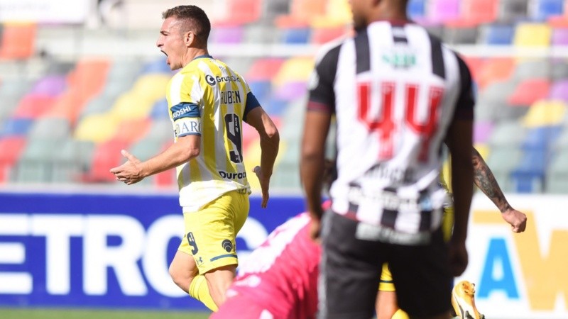 El goleador festeja el segundo grito canalla.