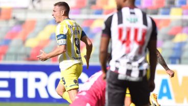 El goleador festeja el segundo grito canalla.