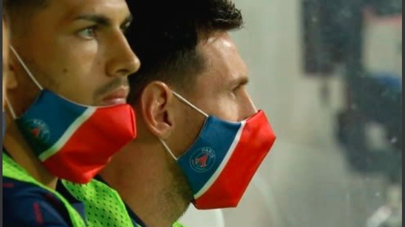 Leo en el banco junto a su compatriota Paredes.