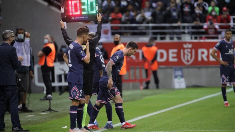 Momento histórico. Messi a una cancha con una camiseta distinta a la de Barcelona.