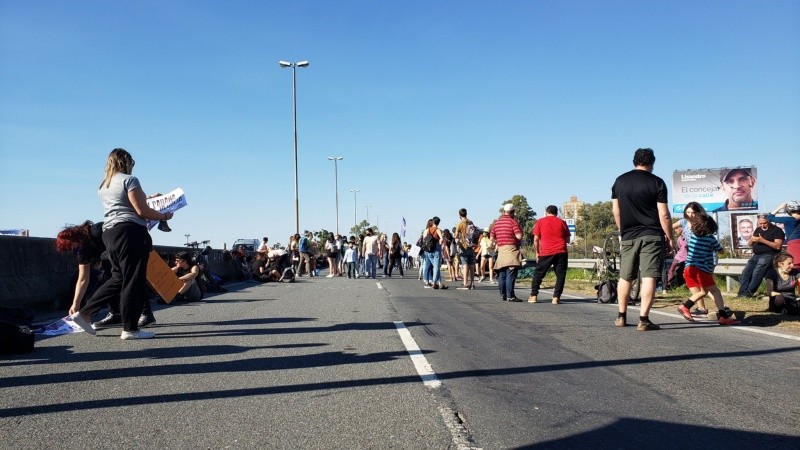 Ecologistas y vecinos cortaron el acceso y luego se ubicaron en medio del puente.