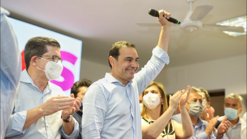 El festejo del gobernador Valdés tras la aplastante victoria en las urnas
