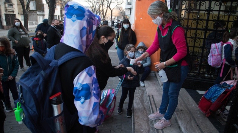 El regreso a clases este lunes en una escuela de barrio Abasto.