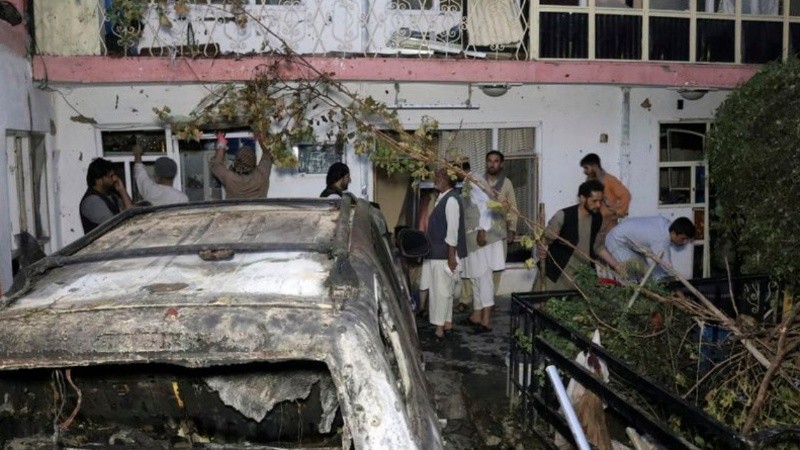 El Comando Central de Estados Unidos dijo que el ataque del domingo destruyó un coche bomba del Estado Islámico que representaba una amenaza “inminente” para el aeropuerto de Kabul.