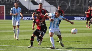 Sobre el final del primer tiempo, Newell's apuró el partido y estuvo cerca de abrir el marcador.