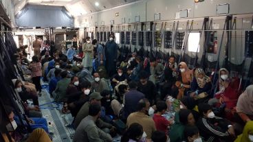 Alrededor del 80% de casi un cuarto de millón de afganos que se vieron obligados a huir desde finales de mayo de 2021 son mujeres y niños, según datos de Acnur.