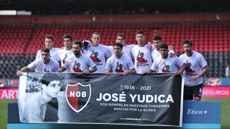 El plantel y su reconocimiento al técnico campeón con Newell's en la temporada 1987/1988.