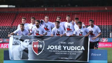 El plantel y su reconocimiento al técnico campeón con Newell's en la temporada 1987/1988.