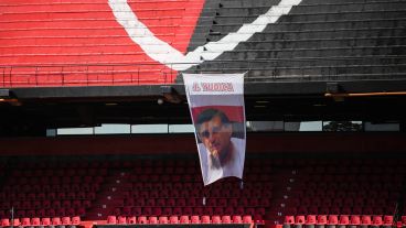 Una bandera de Yudica colgada en la platea del Coloso.