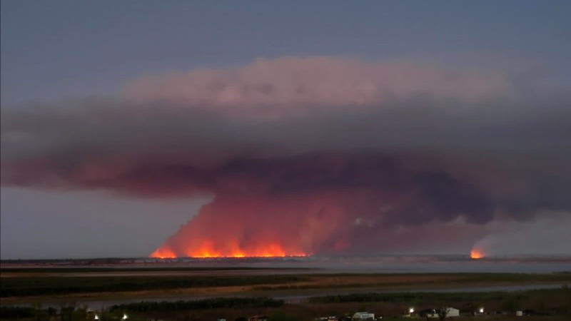 Parece una bomba nuclear pero son los interminables incendios en los humedales.