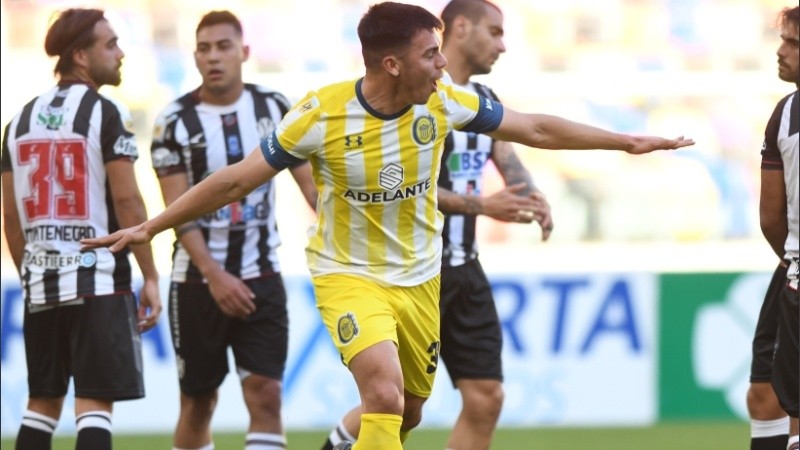 Almada grita su gol en Santiago del Estero.