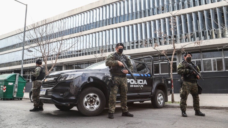 El fuerte operativo de seguridad en las afueras del Centro de Justicia Penal este martes por la mañana.