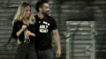 A puro beso junto a unos amigos. 