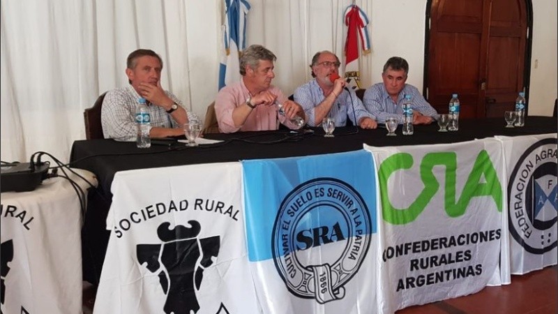 Los representantes de las entidades del campo en la Sociedad Rural de Santa Fe