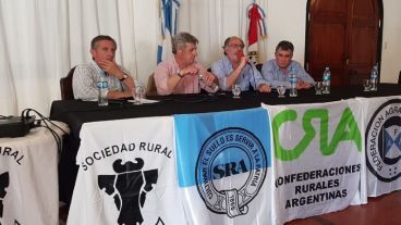 Los representantes de las entidades del campo en la Sociedad Rural de Santa Fe