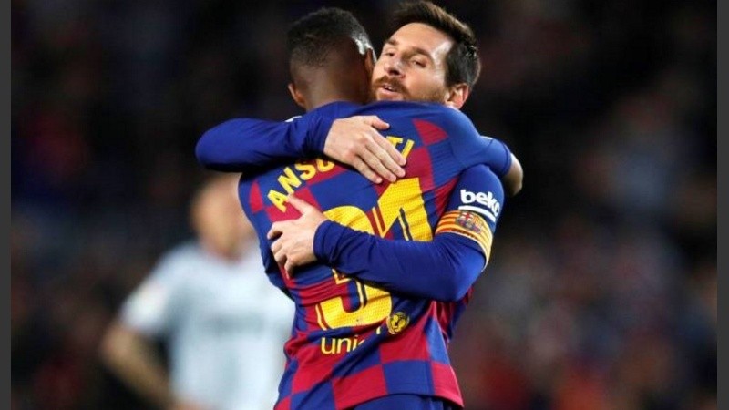 Messi y Ansu Fati en un abrazo que hoy se transforma en símbolo de herencia. 