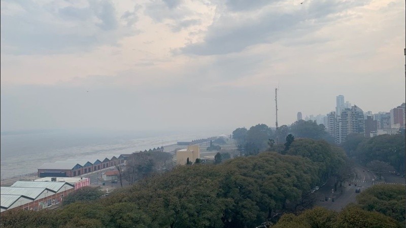 El humo que llegaba a Rosario desde las islas.