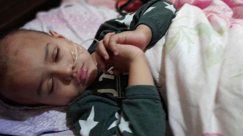 “Nos ofrecieron una ambulancia, pero ya el sólo andar de la silla de ruedas le genera dolor; ni hablar un viaje tan largo”, explicó la mujer.