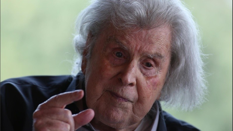 El compositor griego MIkis Theodorakis