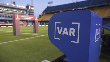 "Se ha hecho una gran inversión para el sistema VAR y creemos que es necesario tenerlo en el fútbol argentino", subrayó Spinosa.