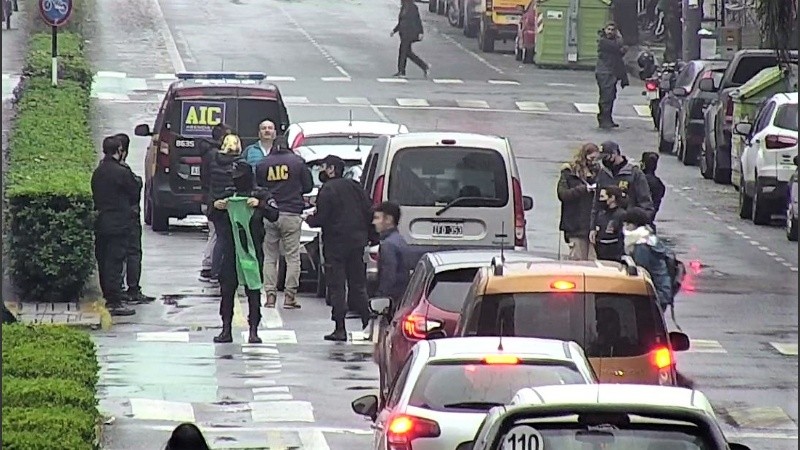 Personal de la Agencia de Investigación Criminal trabaja en la zona.