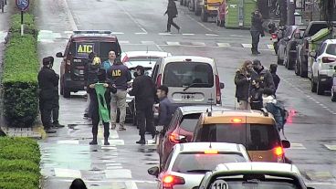 Personal de la Agencia de Investigación Criminal trabaja en la zona.