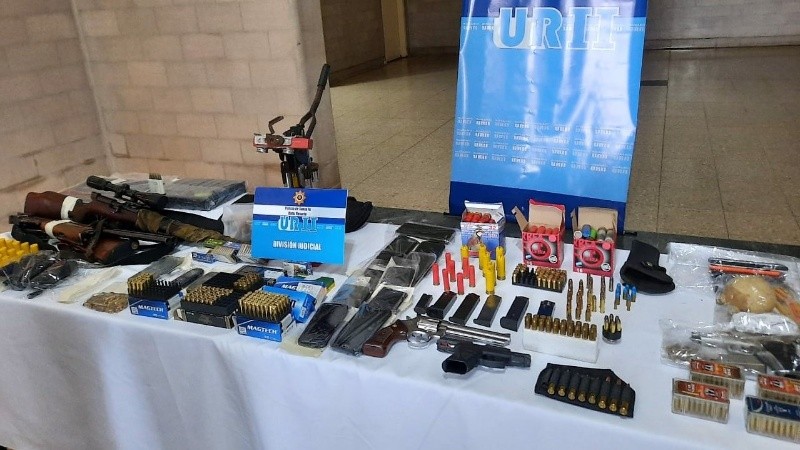 Armamento y municiones de diferentes calibres, entre otros elementos incautados.